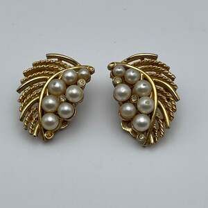 LISNER Faux Pearl Clip On Earrings,  Gold Plated Leaves, 1960s Vintage Jewelry
